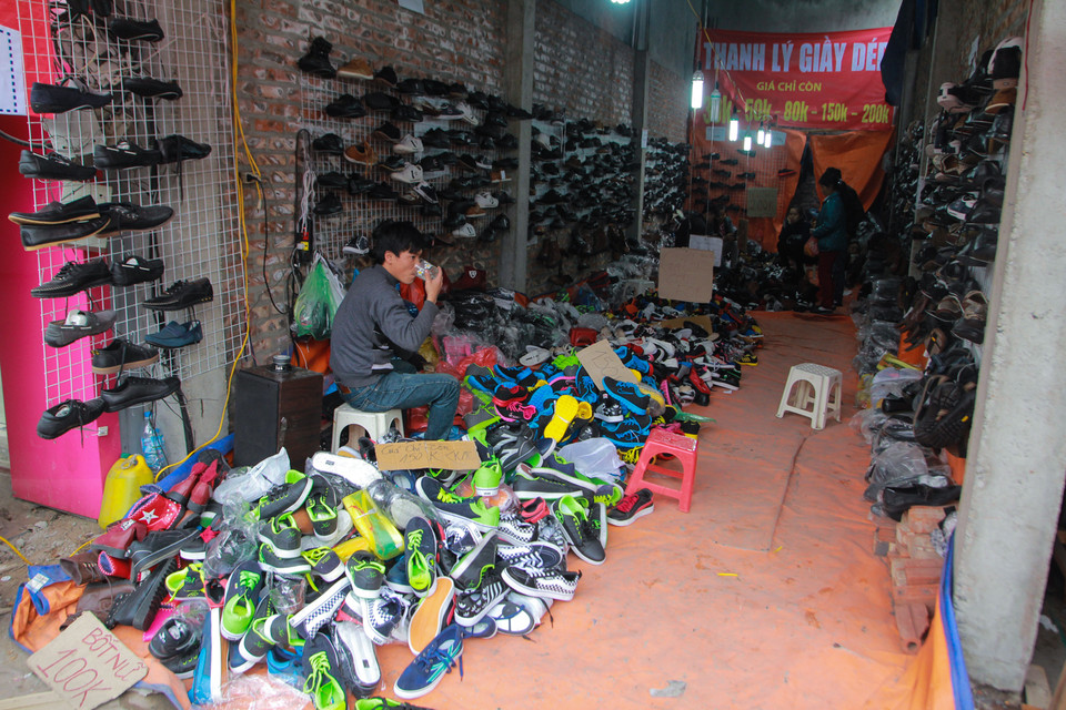 Tuy giảm giá là vậy nhưng nhiều cửa hàng vẫn trong tình trạng ế ẩm. Nguyên do trong một năm có rất nhiều dịp khuyến mại, một số nơi còn diễn ra cảnh ‘treo đầu dê bán thịt chó’ khiến người tiêu dùng không còn mặn mà nữa. (Ảnh: Minh Sơn/Vietnam+)