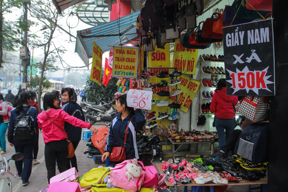 Đến hẹn lại lên, các cửa hàng thời trang đồng loạt giảm giá cực lớn các sản phẩm của mình. (Ảnh: Minh Sơn/Vietnam+)