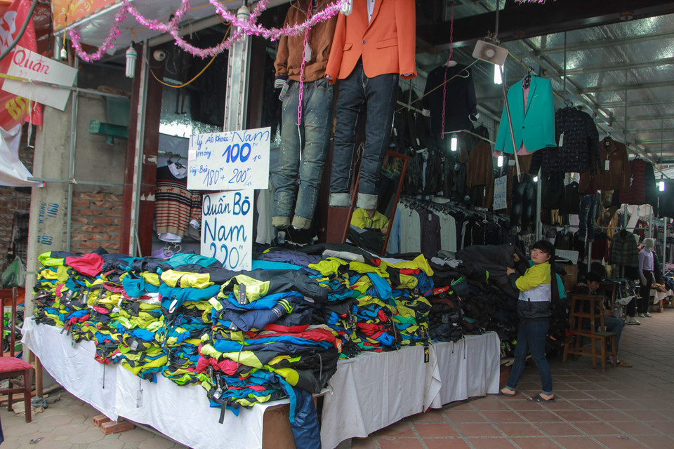 Một chủ shop cho biết phải thanh lý hết số hàng tồn để lấy vốn nhập hàng sau Tết, nếu để lại chắc chắn phải bỏ vì không ai mua. (Ảnh: Minh Sơn/Vietnam+)