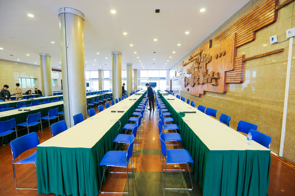 Khoảng 1.000 bộ bàn ghế được đặt phía sau. (Ảnh: Minh Sơn/Vietnam+)