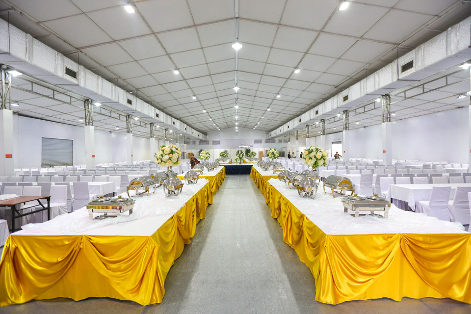 Khu vực phòng ăn cũng đã trang hoàng, bày biện từ sớm nhằm phục vụ tốt nhất cho sự kiện. (Ảnh: Minh Sơn/Vietnam+)