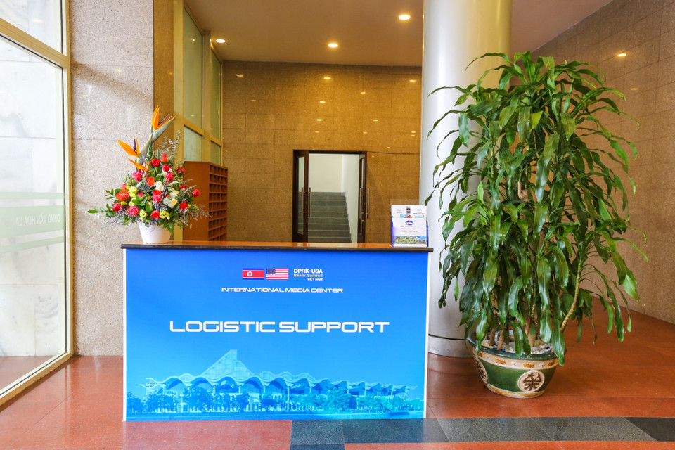 Sảnh A trung tâm rộng hơn 1.000 m2 đặt bàn đón tiếp và hướng dẫn phóng viên tác nghiệp. (Ảnh: Minh Sơn/Vietnam+)
