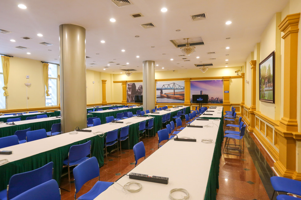 Các cơ quan thông tấn có thể thuê gian hàng với đầy đủ tiện nghi từ bàn ghế, màn hình LCD, điện thoại, internet trong diện tích 9 mét vuông. (Ảnh: Minh Sơn/Vietnam+)