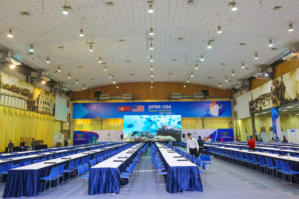 Tại đây có khu vực làm việc chung và các phòng chức năng phục vụ các hãng thông tấn có yêu cầu về không gian khép kín để tác nghiệp. Các cơ quan thông tấn có thể thuê gian hàng với đầy đủ tiện nghi từ bàn ghế, màn hình LCD, điện thoại, internet trong diện tích 9 mét vuông. (Ảnh: Minh Sơn/Vietnam+)