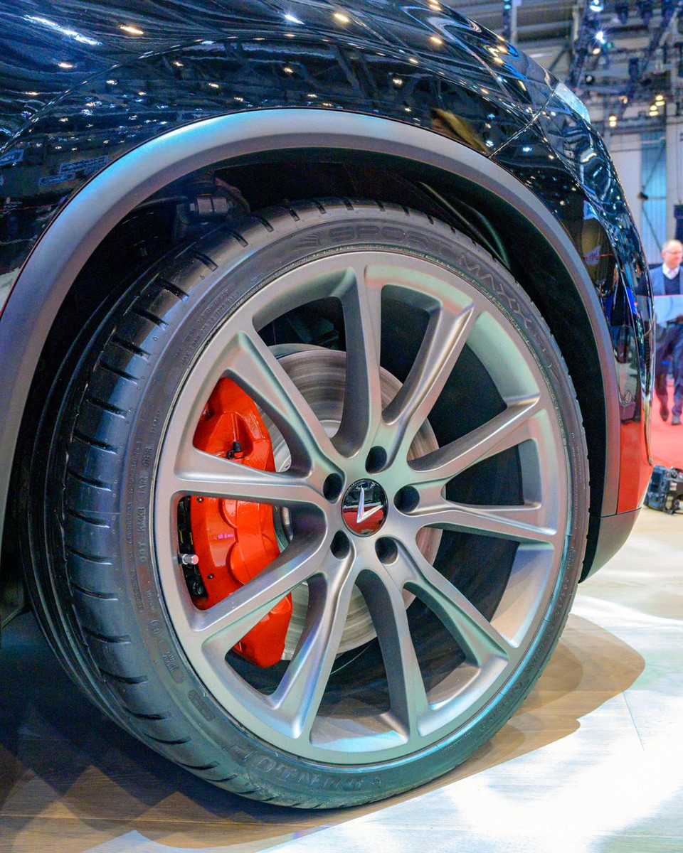 Bộ lốp thể thao cỡ lớn 22 inch; lưới tản nhiệt dạng mắt cá bằng chất liệu nhôm cao cấp; các đường nẹp ở hai bên thân xe, trên nóc và ở mặt trước được sơn phủ lớp carbon cao cấp…Tất cả hợp thành một thể thống nhất với bộ lazăng, tạo cảm giác vừa thể thao vừa lịch lãm cho toàn bộ xe. (Nguồn: VinFast)