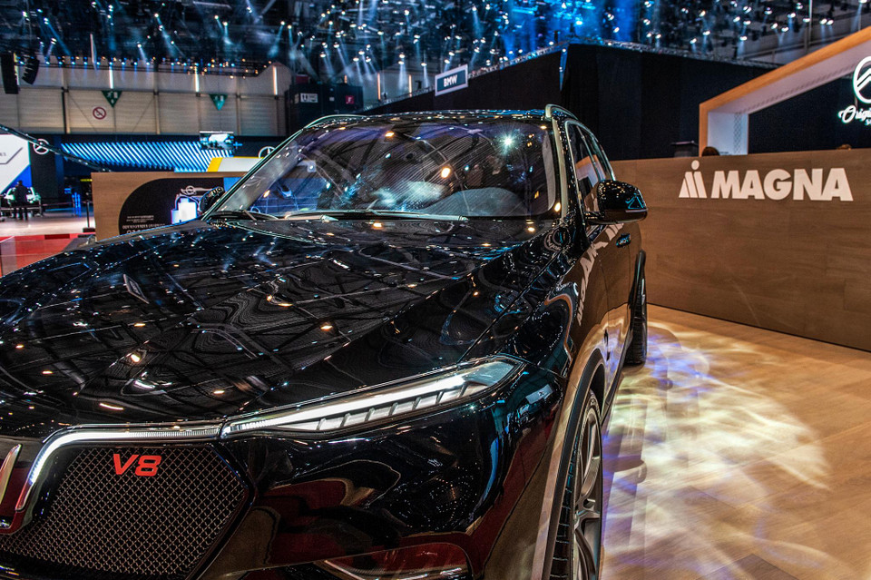 Về thiết kế, chiếc VinFast Lux V8 mang đi triển lãm được phủ sơn đen sang trọng, kết hợp với các chi tiết kim loại màu bạc phủ carbon, mang lại diện mạo đẳng cấp và quyền lực cho người dùng. (Nguồn: VinFast)