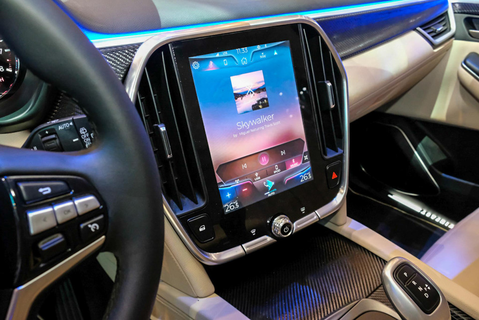 Thay vì trải ngang như các hãng xe khác, màn hình giải trí cảm ứng trung tâm kích thước 10,5 inch được thiết kế theo chiều dọc, giao diện tương tự smartphone. (Nguồn: VinFast)