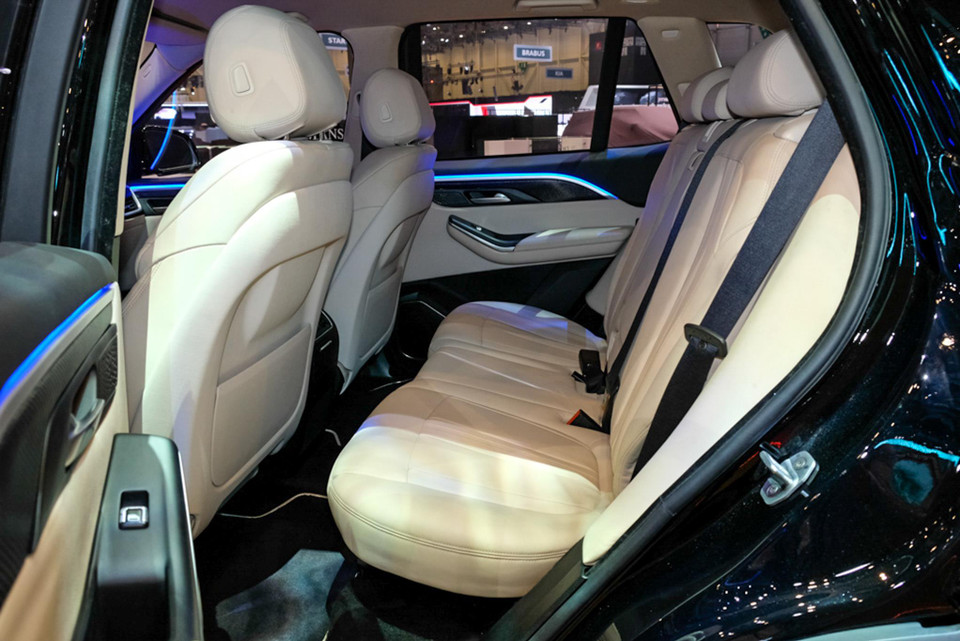 Toàn bộ phần da phủ bên trong xe đều được chế tác hoàn toàn thủ công bởi những nghệ nhân hàng đầu thế giới. Để nhấn mạnh đặc tính sang trọng và độc đáo của VinFast Lux V8, hàng ghế dưới của phiên bản đặc biệt đã được cân chỉnh kỹ càng, mang đến sự thoải mái và tiện nghi tối đa cho người ngồi sau. (Nguồn: VinFast)