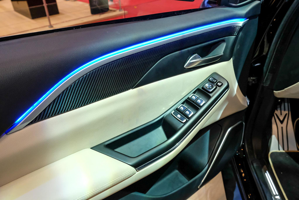 Các nút bấm điều khiển bên cửa tạo thành các mảng tương phản trông giống một chiếc xe thể thao. (Nguồn: VinFast)