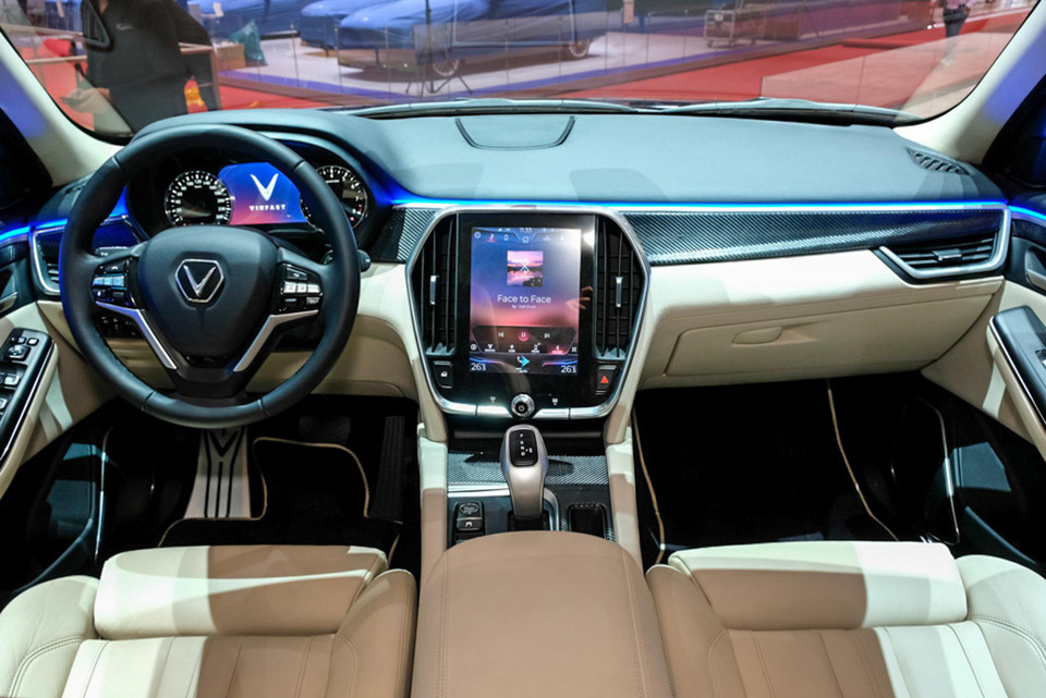 Chất liệu nội thất của VinFast Lux V8 cũng được nâng lên một tầm cao mới so với bản thường VinFast Lux SA2.0 khi kết hợp da lộn cao cấp Ultrasuede cùng hợp chất sợi carbon. (Nguồn: VinFast)