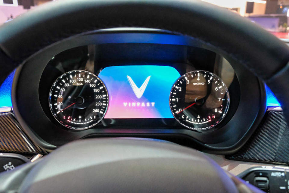 Cụm đồng hồ dạng analog đôi kết hợp với màn hình màu rộng 7 inch ở chính giữa. (Nguồn: VinFast)