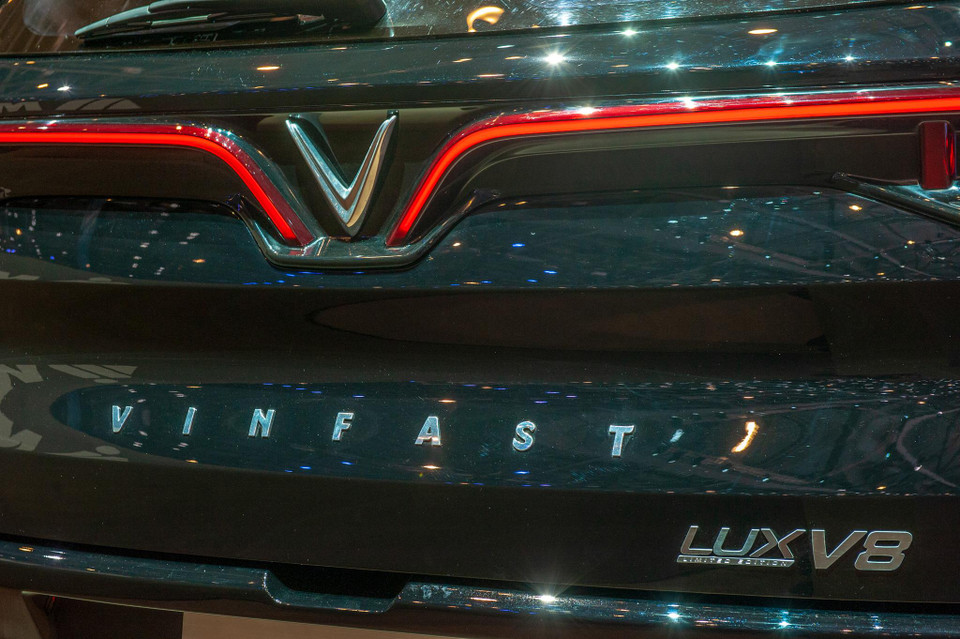 Phần đuôi xe với đèn led hậu viền đỏ chạy thành chữ V, một cách nhận biết đặc trưng của VinFast. (Nguồn: VinFast)