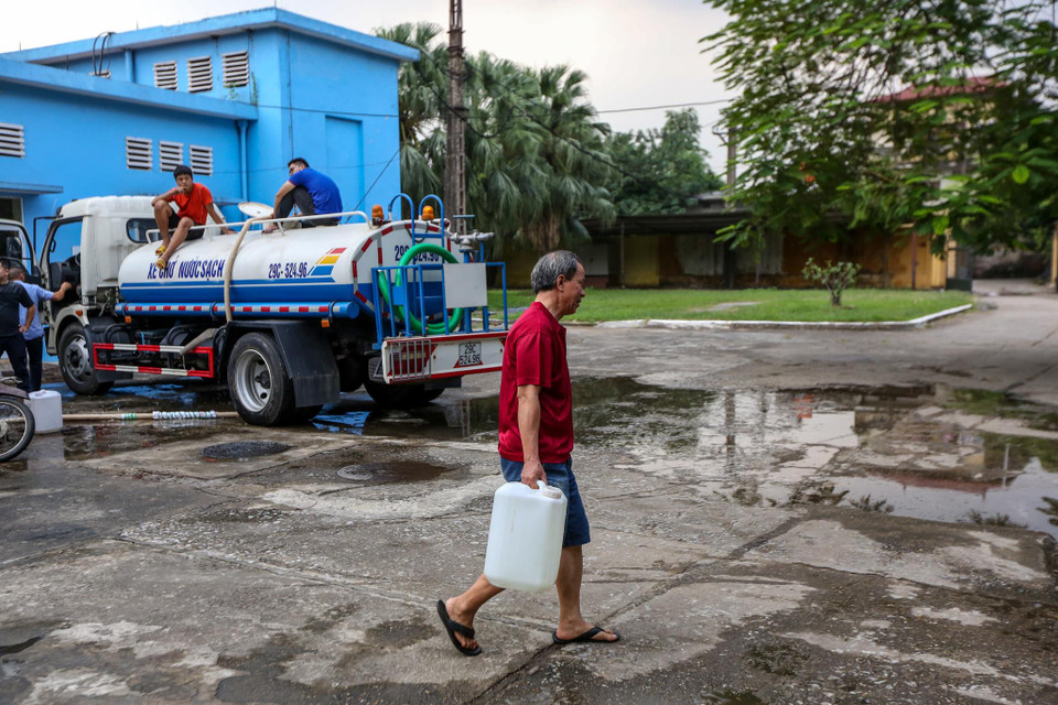 Ngoài nhà máy nước Hạ Đình (số 14 ngõ 192 Hạ Đình, Thanh Xuân), người dân có thể đến lấy nước miễn phí trực tiếp tại các nhà máy nước Pháp Vân (ngã ba Pháp Vân Cầu Giẽ-Hoàng Mai); nhà máy nước Mai Dịch (số 1 Phạm Hùng, Cầu Giấy); trạm cấp nước Quỳnh Mai (số 2 Quỳnh Mai, Hai Bà Trưng). (Ảnh: Minh Sơn/Vietnam+)