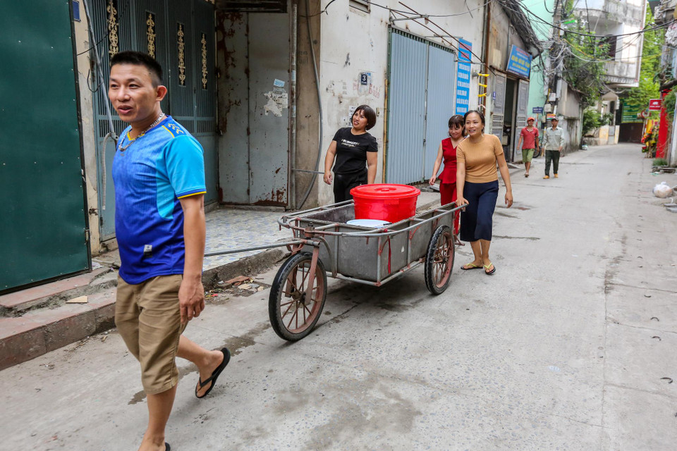 Thành phố khuyến cáo người dân không sử dụng nguồn nước này để uống, nấu ăn đồng thời yêu cầu Công ty Cổ phần đầu tư nước sạch sông Đà thau rửa toàn bộ nguồn nước và đề nghị Công ty Nước sạch Hà Nội hỗ trợ người dân. (Ảnh: Minh Sơn/Vietnam+)