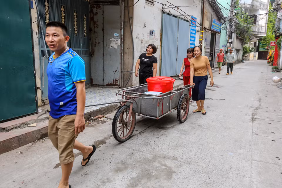 Thành phố khuyến cáo người dân không sử dụng nguồn nước này để uống, nấu ăn đồng thời yêu cầu Công ty Cổ phần đầu tư nước sạch sông Đà thau rửa toàn bộ nguồn nước và đề nghị Công ty Nước sạch Hà Nội hỗ trợ người dân. (Ảnh: Minh Sơn/Vietnam+)
