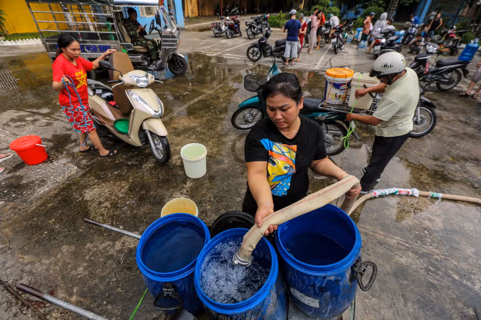 Hiện tượng nước sạch sông Đà có mùi lạ xuất hiện từ ngày 10/10 ở nhiều quận như: Thanh Xuân, Hoàng Mai, Nam Từ Liêm... Hà Nội đã lập đoàn kiểm tra liên ngành đi lấy mẫu nước ở một số điểm của Công ty Nước sạch sông Đà ngày 11/10. (Ảnh: Minh Sơn/Vietnam+)