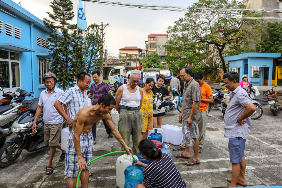 Nhà máy nước Hạ Đình là 1 trong 4 điểm cấp nước miễn phí cho người dân bị ảnh hưởng bởi sự cố nước có mùi lạ. (Ảnh: Minh Sơn/Vietnam+)