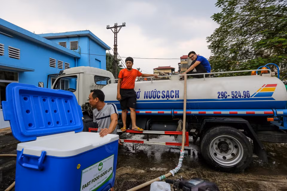 Anh Trần Duy Anh, một người dân tại phố Hạ Đình cho hay nước tại khu nhà anh đã bị cắt từ 2 hôm nay. Anh phải huy động anh em đến tranh thủ lấy nước tại nhà máy nước Hạ Đình. (Ảnh: Minh Sơn/Vietnam+)