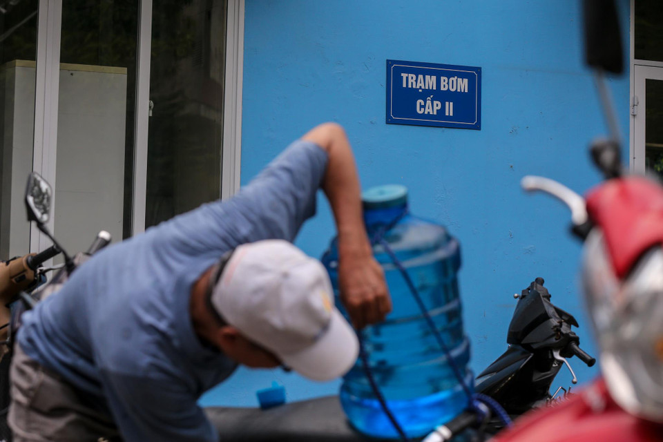 Nhiều người tỏ ra lo lắng không biết tình trạng thiếu nước sinh hoạt sẽ diễn ra đến khi nào. (Ảnh: Minh Sơn/Vietnam+)