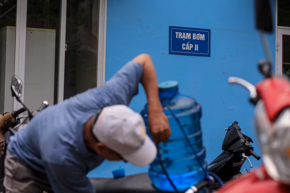 Nhiều người tỏ ra lo lắng không biết tình trạng thiếu nước sinh hoạt sẽ diễn ra đến khi nào. (Ảnh: Minh Sơn/Vietnam+)