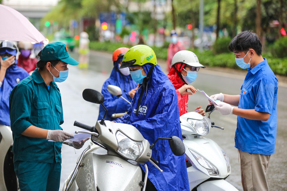 Ngoài mẫu giấy đi đường theo quy định, người dân Hà Nội ra ngoài phải có thêm lịch trực, lịch làm việc, văn bản phân công nhiệm vụ. (Ảnh: Minh Sơn/Vietnam+)
