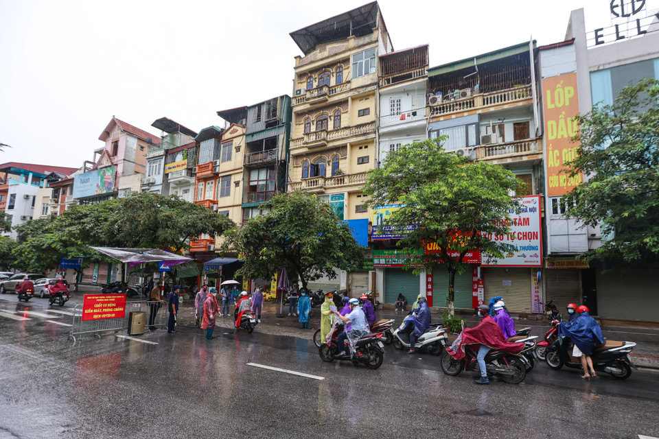 Sáng 10/8 tại các chốt kiểm soát, lực lượng chức năng đã tăng cường việc kiểm soát giấy tờ đi đường mẫu mới theo quy định của Hà Nội. (Ảnh: Minh Sơn/Vietnam+) 