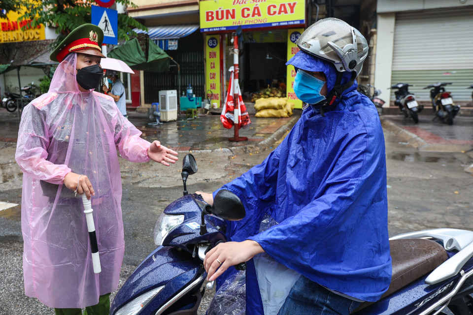 Trong ngày thứ 2 Hà Nội thực hiện lệnh siết chặt việc cấp và sử dụng giấy đi đường, nhiều trường hợp được lực lượng chức năng nhắc nhở và yêu cầu quay đầu xe để bổ sung. (Ảnh: Minh Sơn/Vietnam+)