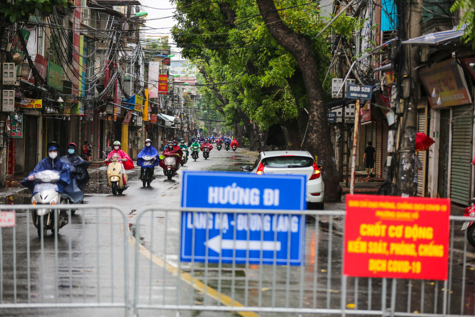 Tại chốt kiểm soát trên đường La Thành, lực lượng chức năng đã 'xả trạm' cho các phương tiện vì trời mưa để tránh trường hợp ùn tắc. (Ảnh: Minh Sơn/Vietnam+)