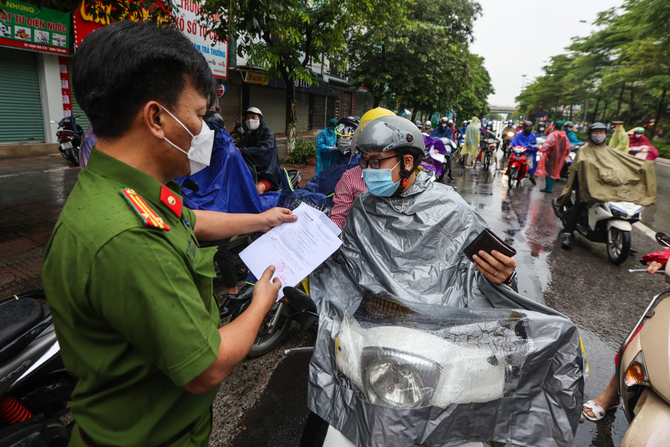 Nhiều người dân phản ứng mạnh với lực lượng chức năng vì phải qua nhiều chốt để kiểm tra giấy tờ rất mất thời gian. (Ảnh: Minh Sơn/Vietnam+)