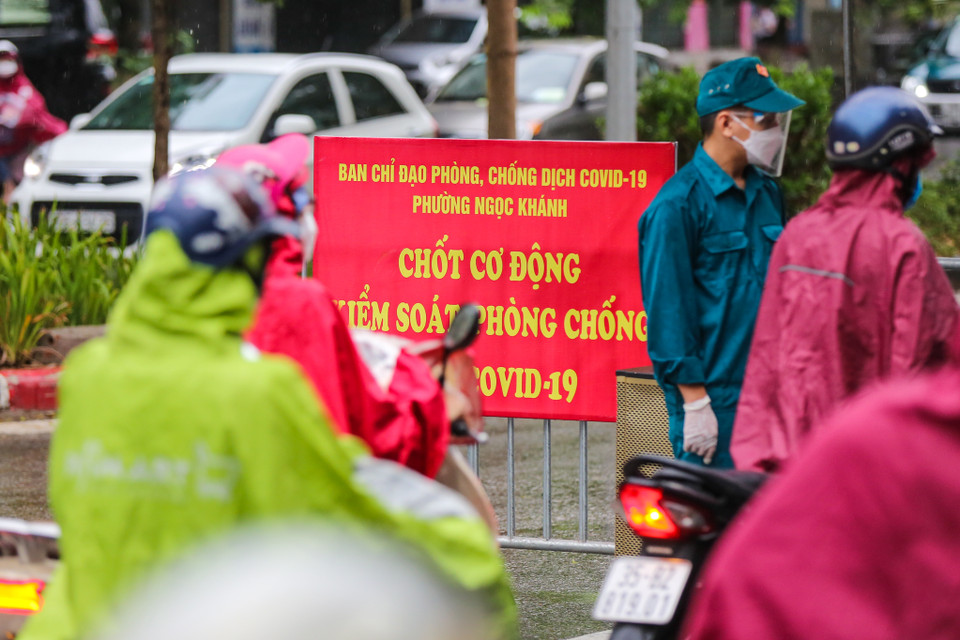 Ghi nhận tại chốt kiểm soát dịch đường Đào Tấn thời điểm 7 giờ 30 sáng, lưu lượng phương tiện qua đây rất đông khiên lực lượng chức năng vất vả xử lý. (Ảnh: Minh Sơn/Vietnam+)