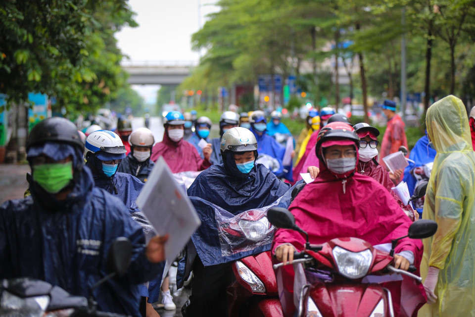 Theo ghi nhận, đa số người dân đã chuẩn bị kịp các loại giấy tờ cần thiết để được đi đến nơi làm việc. (Ảnh: Minh Sơn/Vietnam+)