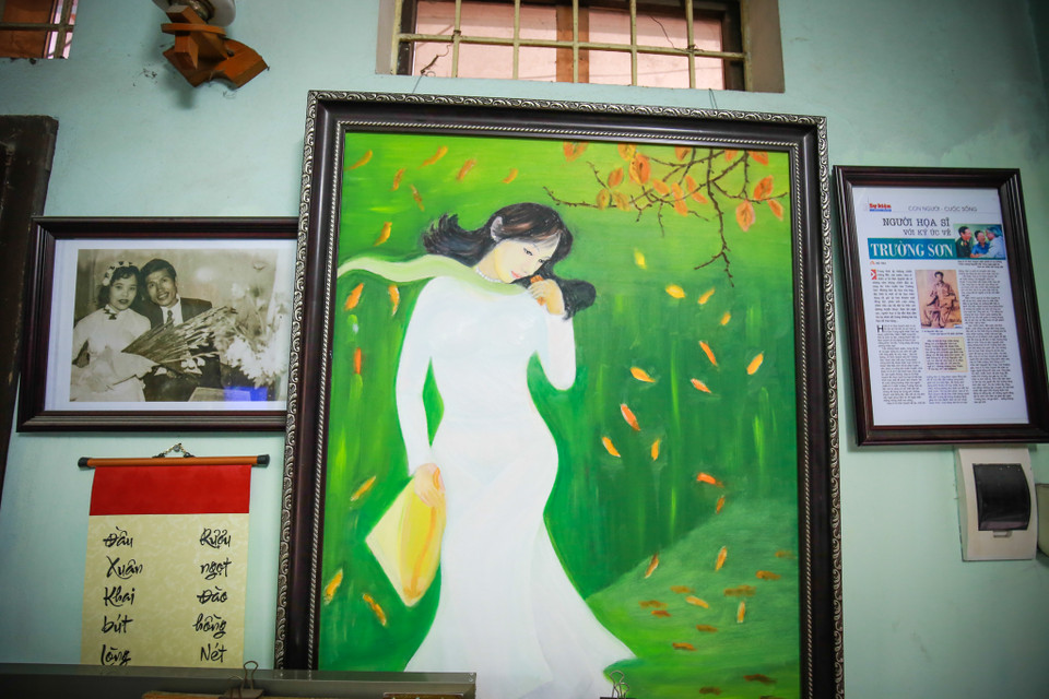 Trong căn phòng nhỏ, ông treo nhiều tranh sơn dầu do chính ông vẽ và cả những bài báo viết về ông. Ông tâm sự, vẽ báo tường chỉ là niềm vui giúp ông kiếm đồng ra đồng vào chứ không muốn ai theo ‘nghề’ này. (Ảnh: Minh Sơn/Vietnam+)