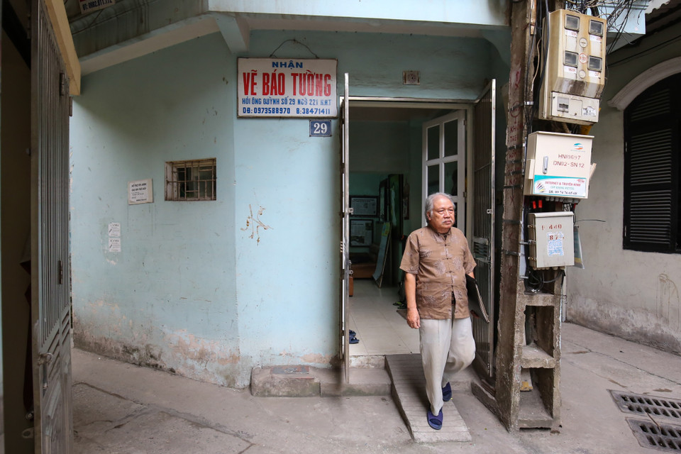 Những lúc rảnh rỗi, ông hay mang đồ nghề đi loanh quanh để vẽ lại cuộc sống hoặc dạy vẽ cho những đứa trẻ có sở thích hội họa. (Ảnh: Minh Sơn/Vietnam+)