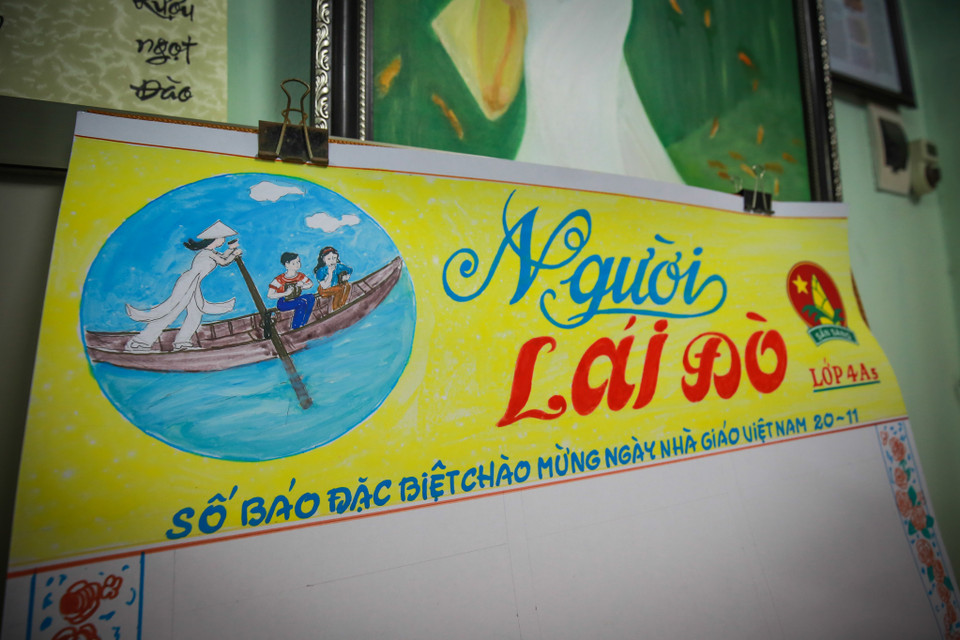 Mỗi dịp 20/11, ông chỉ nhận vẽ 20 tờ vì mỗi lần làm xong một tờ báo tường, ông phải thức nguyên đêm. Bình thường một tờ báo tường ông làm 1 ngày nhưng nếu làm kỹ sẽ mất đến 2 ngày. (Ảnh: Minh Sơn/Vietnam+)