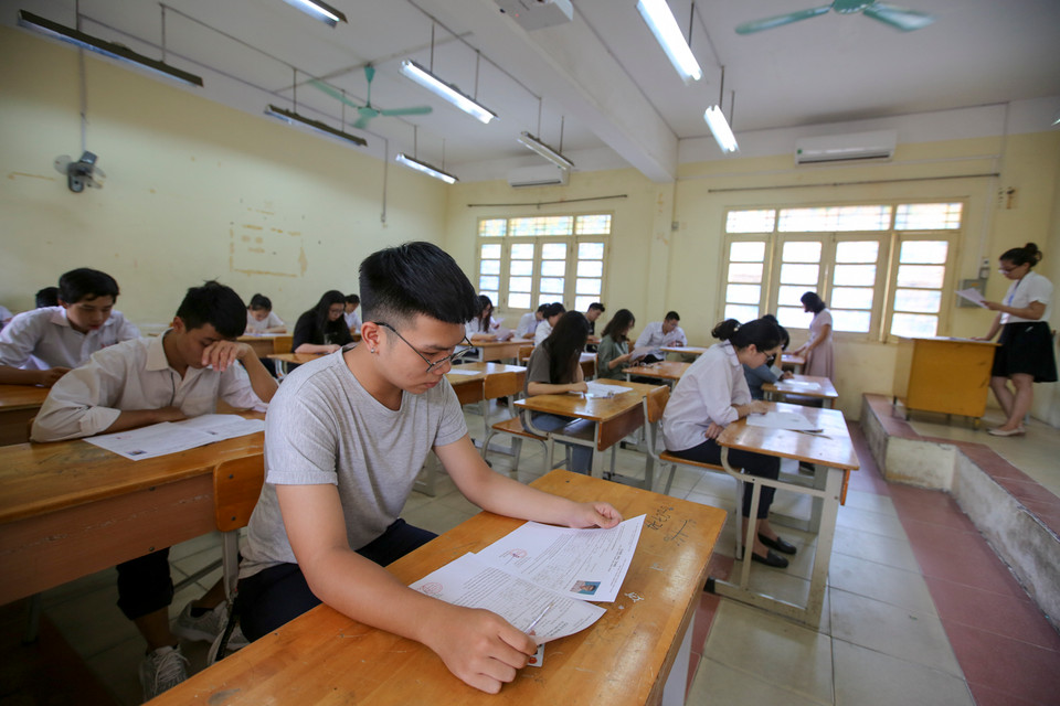 Sau khi nhận phòng, các thí sinh sẽ được phát phiếu dự thi cũng như phổ biến quy chế. (Ảnh: Minh Sơn/Vietnam+)