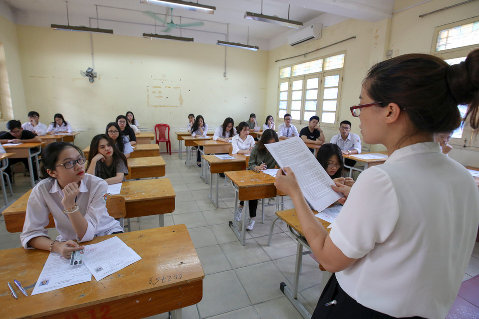 Theo kế hoạch, từ ngày 23/6, các trưởng điểm thi đều đã chính thức nhận điểm thi và có trách nhiệm rà soát từng phòng thi, đảm bảo cơ sở vật chất cũng như các điều kiện đảm bảo an toàn trong phòng thi. (Ảnh: Minh Sơn/Vietnam+)