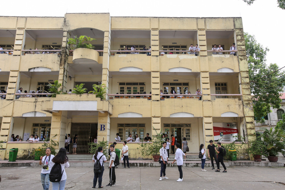 Sau buổi làm thủ tục dự thi, nghe phổ biến quy chế thi, lịch thi vào chiều 24/6, bắt đầu từ sáng 25/6, thí sinh sẽ bước vào môn thi đầu tiên là môn Ngữ văn với thời gian làm bài 120 phút. (Ảnh: Minh Sơn/Vietnam+)