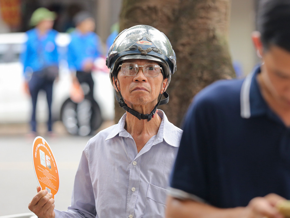 Nhiều phụ huynh vì lo lắng đã trực tiếp đưa con em mình tới điểm thi. (Ảnh: Minh Sơn/Vietnam+)