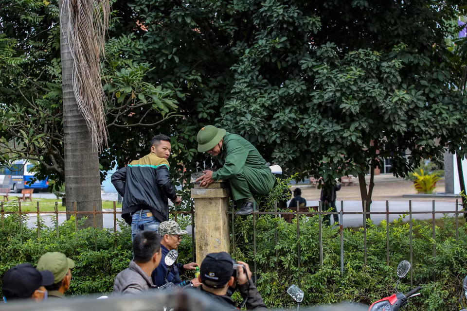 Bên trong có lực lượng bảo vệ nhưng rất mỏng, không cản được lượng người trèo vào. (Ảnh: Minh Sơn/Vietnam+)
