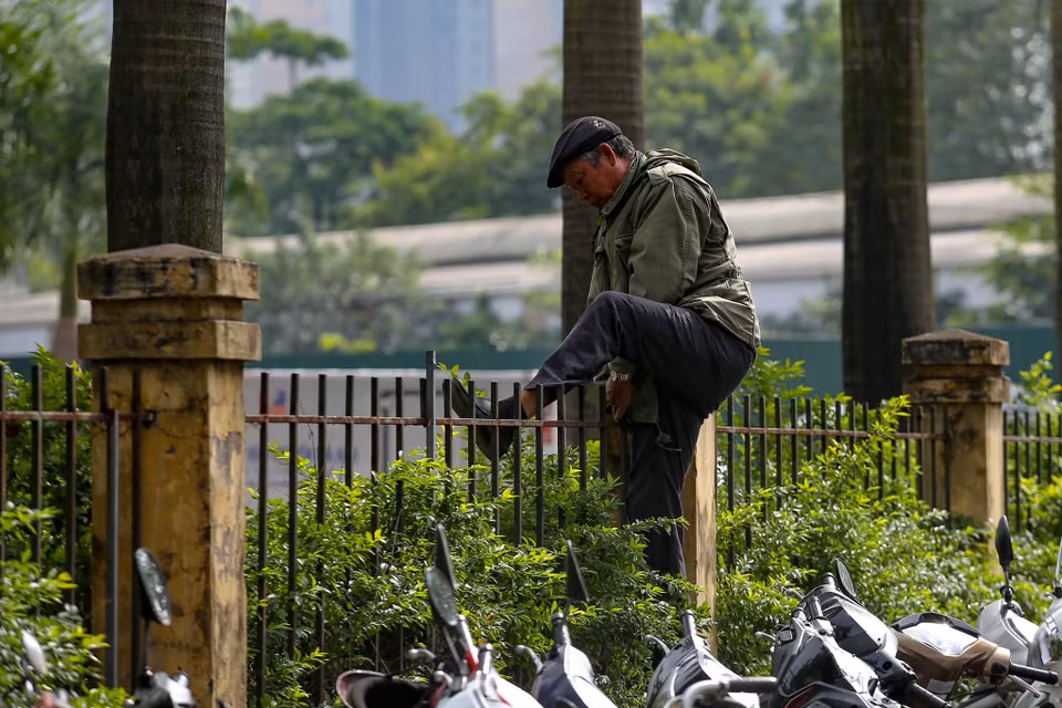 Rất nhiều người vì sốt ruột đã bắt đầu trèo vào trụ sở của VFF để hỏi. (Ảnh: Minh Sơn/Vietnam+)