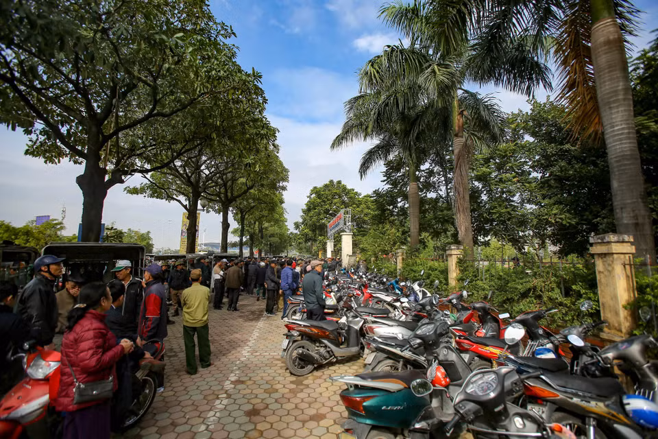Những thương binh tại đây cho biết, họ không biết sử dụng máy tính và công nghệ nên không thể đặt được vé trực tuyến. (Ảnh: Minh Sơn/Vietnam+)