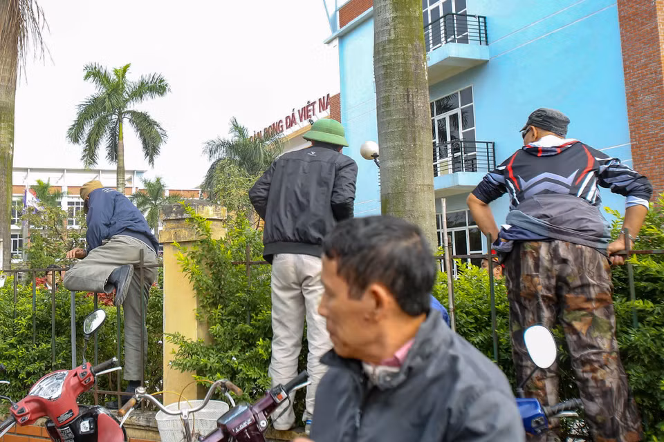 Qua giờ mở bán trực tuyến nhiều người đã nổi nóng vì chưa nhận được câu trả lời từ phía VFF nên đã trèo cổng, vượt rào để vào bên trong.(Ảnh: Minh Sơn/Vietnam+)