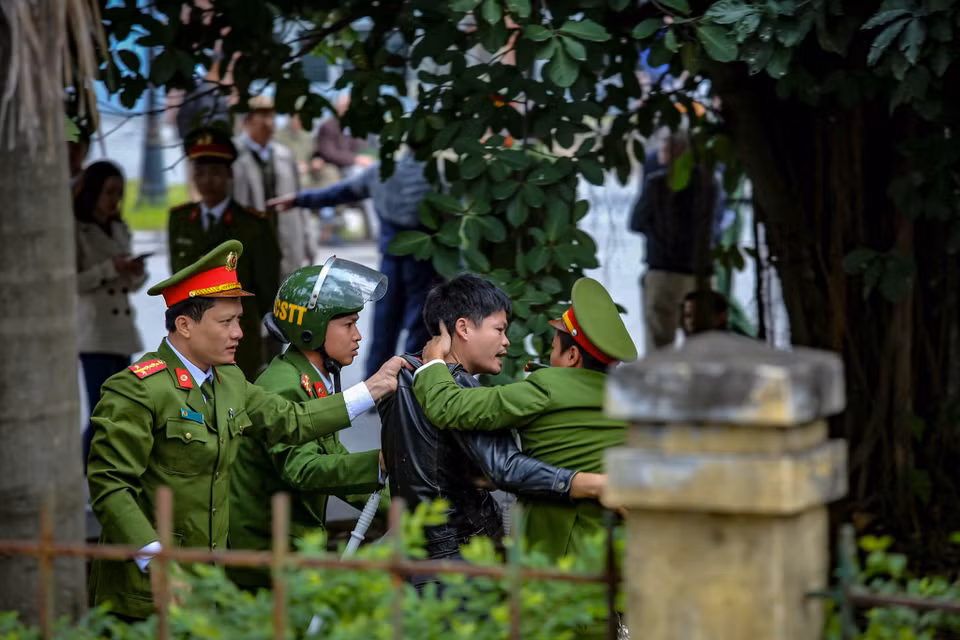 Một số người quá khính đã bị lực lượng chức năng khống chế. (Ảnh: Minh Sơn/Vietnam+)