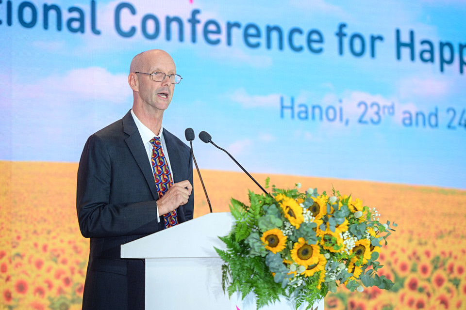 Ông Tom Pado - Tổng hiệu trưởng hệ thống trường TH School phát biểu tại phiên Hội thảo chiều 23/11. Phiên hội thảo dành cho phụ huynh tập trung khai thác vai trò 'giáo viên' của cha mẹ trong việc định hướng, hỗ trợ con em phát triển một cách tích cực, và trọng tâm vẫn là những 'tiết học hạnh phúc' tại nhà. Tại đây, các diễn giả chia sẻ những kỹ năng và phương pháp giao tiếp hiệu quả giữa cha mẹ và con cái, hướng đến việc kích thích sự sáng tạo, niềm đam mê học hỏi ở trẻ; những kỹ thuật nuôi dạy tích cực, ngôn ngữ động viên cùng các chiến lược chăm sóc tâm - thể - trí sẽ giúp phụ huynh xây dựng nền tảng vững chắc cho sự phát triển của con em trong môi trường hiện đại. (Ảnh: Minh Sơn/Vietnam+)