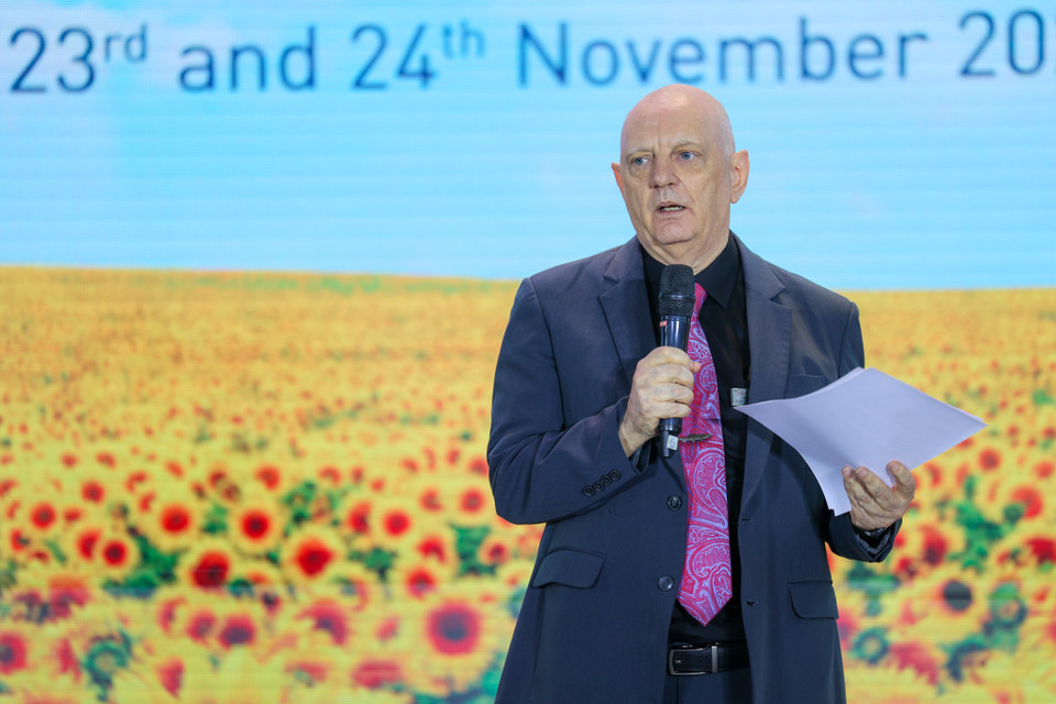 Ông Stephen West - Giám đốc Viện Nghiên cứu Giáo dục và Phát triển Nhân lực chia sẻ: 'Tại Viện Nghiên cứu Giáo dục và Phát triển Nhân lực, chúng tôi tin rằng hạnh phúc và sự an lành của học sinh là điều tối quan trọng. Khi học sinh phát triển về mặt cảm xúc, tinh thần và thể chất, các em cũng sẽ đạt được những phát triển vượt bậc về trí tuệ. Hội thảo Hạnh phúc trong giáo dục sẽ trang bị cho giáo viên, các nhà giáo dục và các vị phụ huynh những kiến thức và kỹ năng để nuôi dưỡng sự an lành của học sinh, với những góc nhìn sâu sắc từ các chuyên gia hàng đầu trong lĩnh vực giáo dục'. (Ảnh: Minh Sơn/Vietnam+)