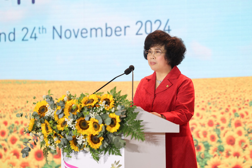 Phát biểu khai mạc hội thảo, Anh hùng Lao động Thái hương, nhà sáng lập EDI đồng thời là nhà sáng lập hệ thống trường TH School nhấn mạnh: “Một môi trường học đường hạnh phúc sẽ luôn khơi gợi niềm yêu thích, cảm giác thân thuộc và sự gắn kết bền chặt - nơi mỗi thành viên như người một nhà. Hãy xây dựng trường học trở thành một “điểm chạm hạnh phúc”, nơi kết nối tinh hoa tri thức, văn hóa truyền thống và tầm nhìn tương lai, định hướng và trao quyền cho học sinh để sẵn sàng hành trang trở thành những công dân toàn cầu.” (Ảnh: Minh Sơn/Vietnam+)