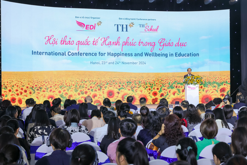 Bộ trưởng cho rằng chủ đề hội thảo hết sức có ý nghĩa khi nền giáo dục của Việt Nam đang có những thay đổi mạnh mẽ. Trọng tâm của sự thay đổi đó nhằm hiện thực hóa mục tiêu phát triển con người một cách toàn diện, giúp con người biết sống hạnh phúc, tạo ra hạnh phúc cho mình và cho những người có liên quan. (Ảnh: Minh Sơn/Vietnam+)