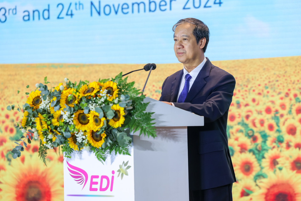 Phát biểu tại Hội thảo, Bộ trưởng Bộ Giáo dục và Đào tạo Nguyễn Kim Sơn đánh giá cao sáng kiến tổ chức hội thảo của Viện Nghiên cứu Giáo dục và Phát triển Nhân lực. “Hạnh phúc trong giáo dục, cách đặt vấn đề này rộng lớn, bao trùm hơn và sâu hơn cách đặt vấn đề phát triển các trường học hạnh phúc, dẫu cho trường học hạnh phúc là một phần quan trọng của hạnh phúc trong giáo dục,” Bộ trưởng nói. (Ảnh: Minh Sơn/Vietnam+)