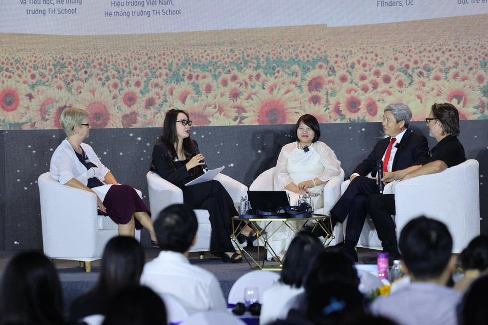 Đặc biệt, hội thảo không chỉ có các phiên thảo luận chuyên môn sâu dành cho các chuyên gia mà còn có các phiên chia sẻ dành cho phụ huynh, các buổi thảo luận và tập huấn dành cho giáo viên, nhằm mang hạnh phúc toàn diện không chỉ cho học sinh mà cho cả giáo viên, phụ huynh, góp phần đổi mới giáo dục, thúc đẩy giáo dục toàn diện tại Việt Nam. (Ảnh: Minh Sơn/Vietnam+)