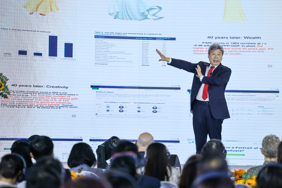 Giáo sư Yong Zhao - giảng viên Đại học Kansas (Hoa Kỳ), trong bài thuyết trình của mình đã thảo luận các cách để giáo dục có thể thu hút học sinh tham gia vào các công việc ý nghĩa và quan trọng, cách học sinh có thể phát triển tài năng và sử dụng tài năng để tạo ra giá trị cho người khác, từ đó đạt được cuộc sống hạnh phúc và có ý nghĩa. Giáo sư Yong Zhao đã nhận được nhiều giải thưởng, bao gồm Giải thưởng Nhà nghiên cứu Trẻ của Hiệp hội Nghiên cứu Giáo dục Hoa Kỳ, Giải thưởng Nhà Giáo dục Công chúng Xuất sắc từ Liên minh Horace Mann của Hoa Kỳ và Giải thưởng Thành tựu Xuất sắc trong Phát triển Chuyên môn từ Hiệp hội Nhà xuất bản Giáo dục. Ông được công nhận là một trong những học giả có tầm ảnh hưởng lớn nhất trong lĩnh vực giáo dục. (Ảnh: Minh Sơn/Vietnam+)